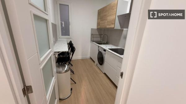Zimmer in einer 5-Zimmer-Wohnung in Universidad, Madrid zu vermieten