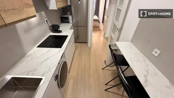 Zimmer in einer 5-Zimmer-Wohnung in Universidad, Madrid zu vermieten