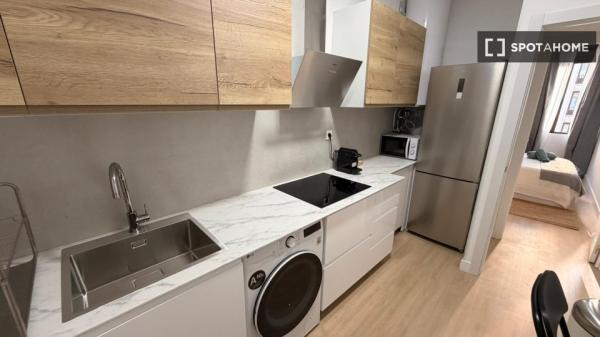 Zimmer in einer 5-Zimmer-Wohnung in Universidad, Madrid zu vermieten