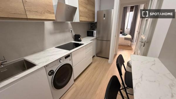 Zimmer in einer 5-Zimmer-Wohnung in Universidad, Madrid zu vermieten
