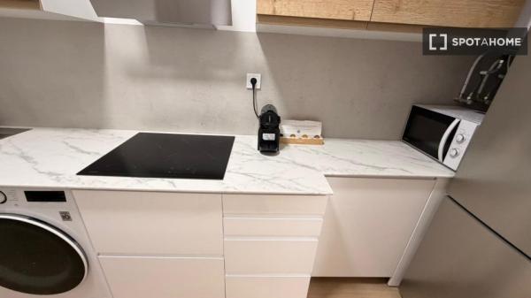 Zimmer in einer 5-Zimmer-Wohnung in Universidad, Madrid zu vermieten