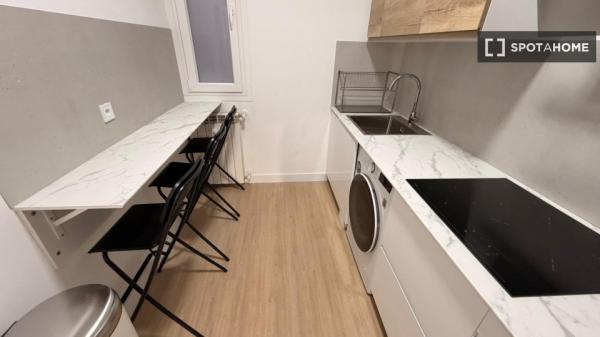 Zimmer in einer 5-Zimmer-Wohnung in Universidad, Madrid zu vermieten