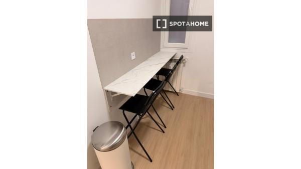 Zimmer in einer 5-Zimmer-Wohnung in Universidad, Madrid zu vermieten