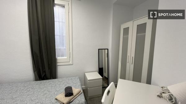 Pokój we wspólnym mieszkaniu w Barcelonie