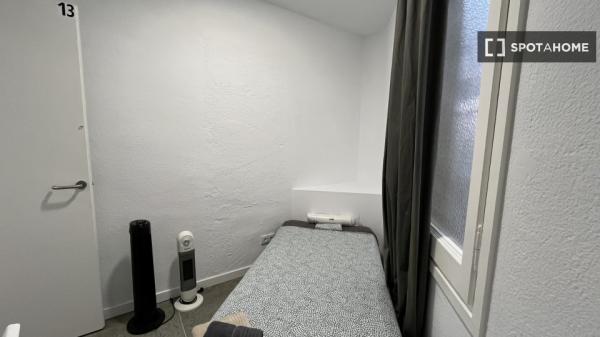 Pokój we wspólnym mieszkaniu w Barcelonie