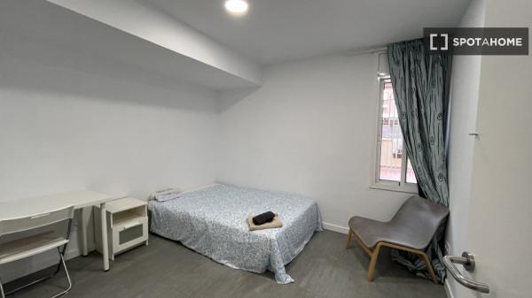 Pokój we wspólnym mieszkaniu w Barcelonie