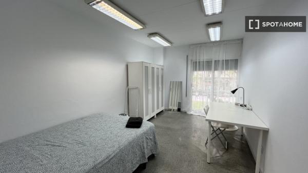 Pokój we wspólnym mieszkaniu w Barcelonie