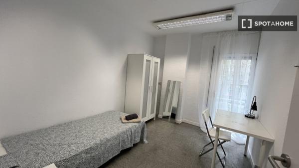 Pokój we wspólnym mieszkaniu w Barcelonie