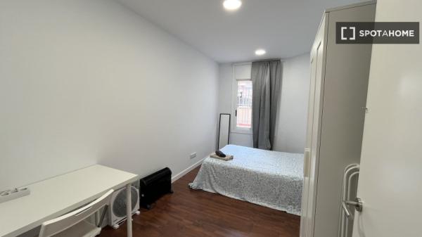 Pokój we wspólnym mieszkaniu w Barcelonie