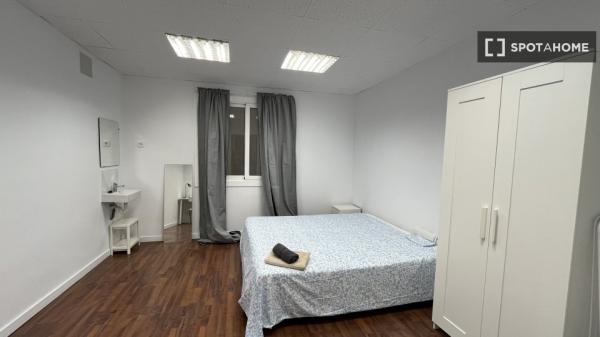 Pokój we wspólnym mieszkaniu w Barcelonie