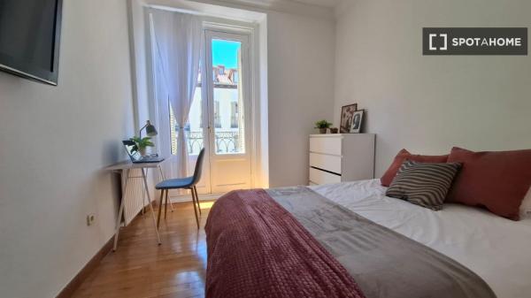 Room in shared 5-bedroom flat for rent in Palacio, Madrid