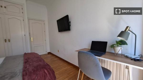 Room in shared 5-bedroom flat for rent in Palacio, Madrid
