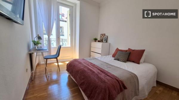 Room in shared 5-bedroom flat for rent in Palacio, Madrid
