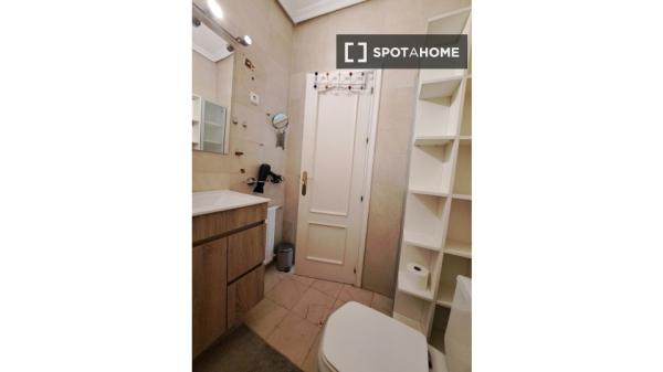 Room in shared 5-bedroom flat for rent in Palacio, Madrid