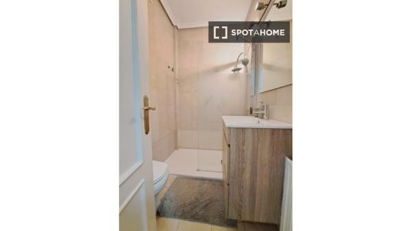 Room in shared 5-bedroom flat for rent in Palacio, Madrid