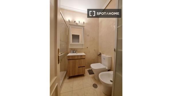 Room in shared 5-bedroom flat for rent in Palacio, Madrid