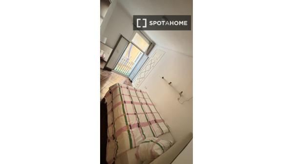 Zimmer in einer 3-Zimmer-WG in El Raval.