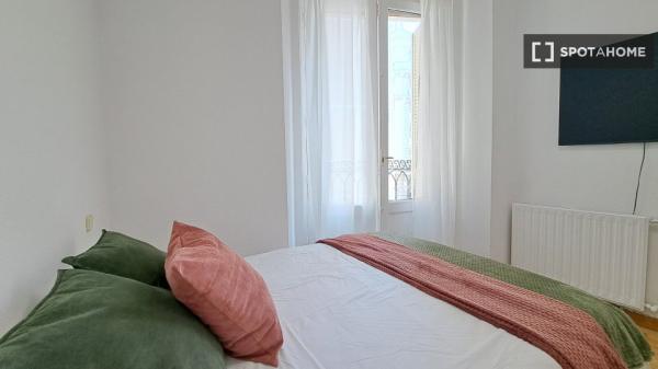 Room in shared 5-bedroom flat for rent in Palacio, Madrid