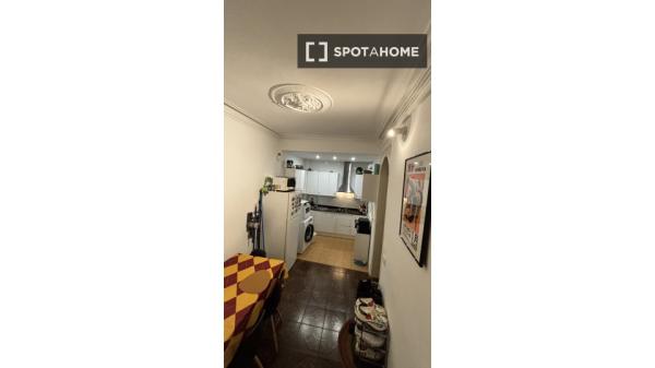 Zimmer in einer 3-Zimmer-WG in El Raval.