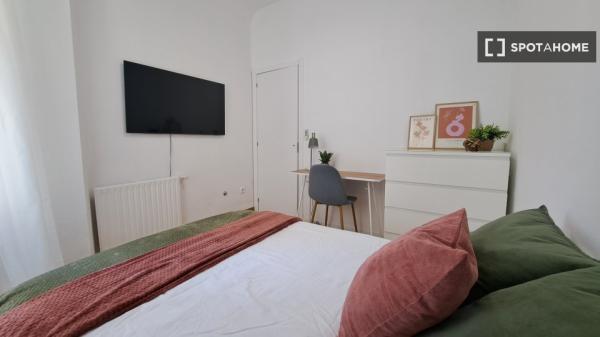 Room in shared 5-bedroom flat for rent in Palacio, Madrid