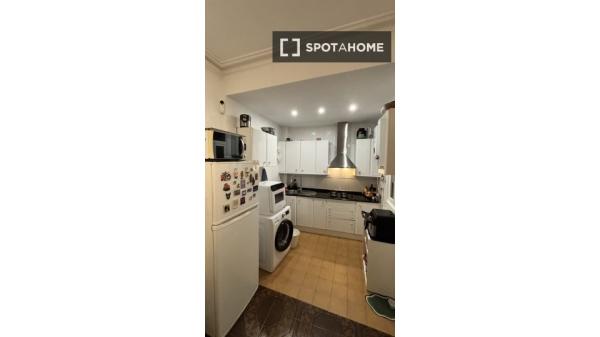 Zimmer in einer 3-Zimmer-WG in El Raval.