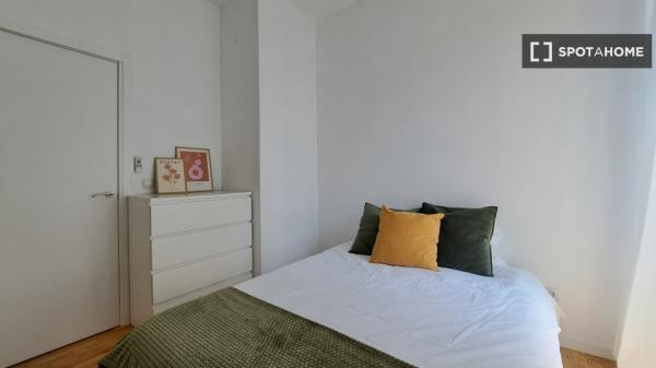 Room in shared 5-bedroom flat for rent in Palacio, Madrid
