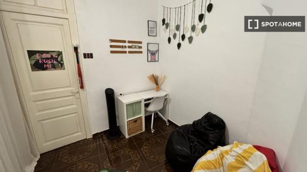 Zimmer in einer 3-Zimmer-WG in El Raval.