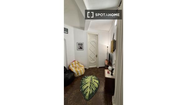 Zimmer in einer 3-Zimmer-WG in El Raval.