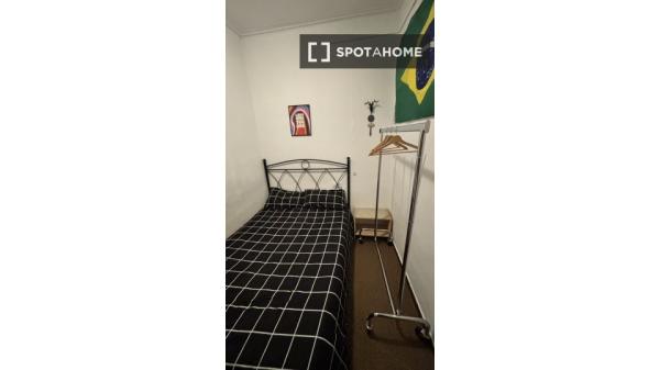 Zimmer in einer 3-Zimmer-WG in El Raval.