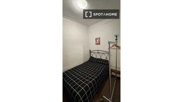 Zimmer in einer 3-Zimmer-WG in El Raval.