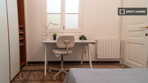 Pokój we wspólnym mieszkaniu w Barcelonie