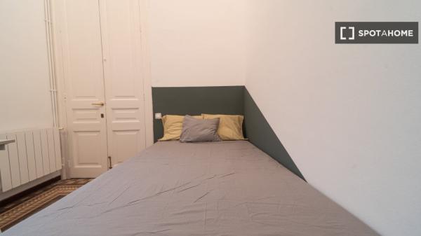 Pokój we wspólnym mieszkaniu w Barcelonie