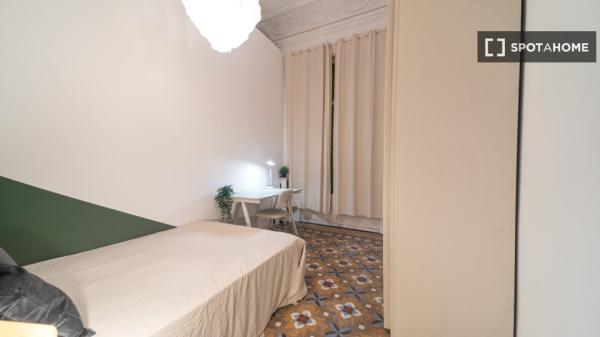 Pokój we wspólnym mieszkaniu w Barcelonie