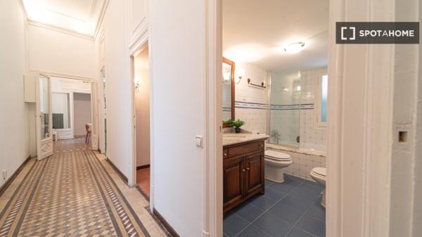 Pokój we wspólnym mieszkaniu w Barcelonie