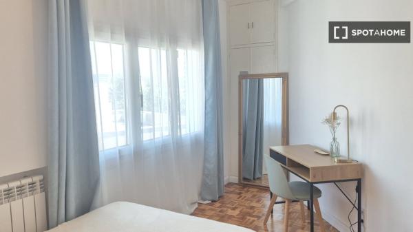 Zimmer in einer Wohngemeinschaft in San Isidro, Madrid, zu vermieten.