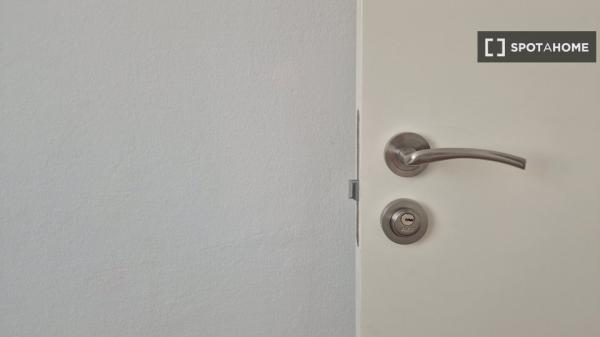 Zimmer in einer Wohngemeinschaft in San Isidro, Madrid, zu vermieten.