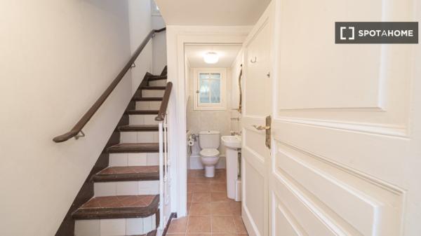 Pokój we wspólnym mieszkaniu w Barcelonie