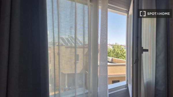 Zimmer in einer Wohngemeinschaft in San Isidro, Madrid, zu vermieten.