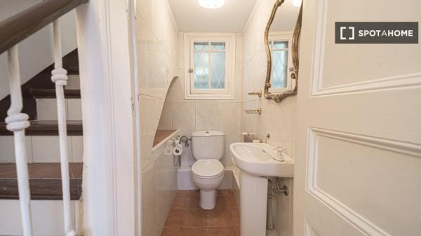 Pokój we wspólnym mieszkaniu w Barcelonie