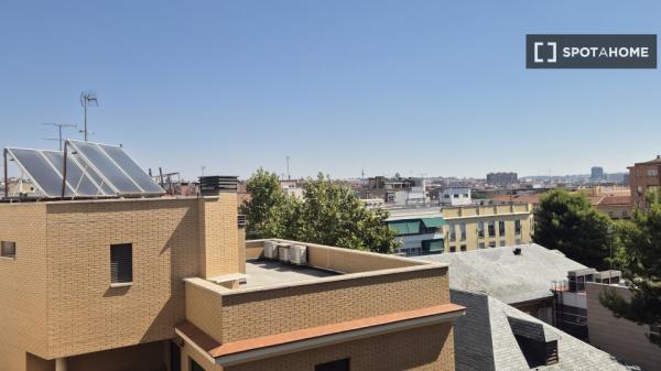 Zimmer in einer Wohngemeinschaft in San Isidro, Madrid, zu vermieten.