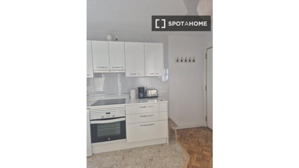 Zimmer in einer Wohngemeinschaft in San Isidro, Madrid, zu vermieten.