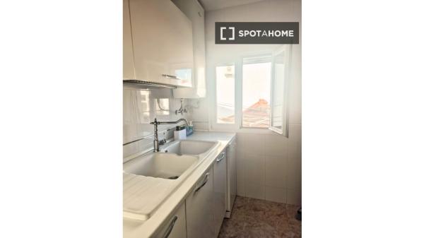 Zimmer in einer Wohngemeinschaft in San Isidro, Madrid, zu vermieten.