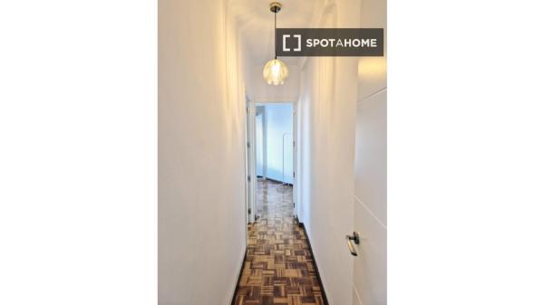 Zimmer in einer Wohngemeinschaft in San Isidro, Madrid, zu vermieten.
