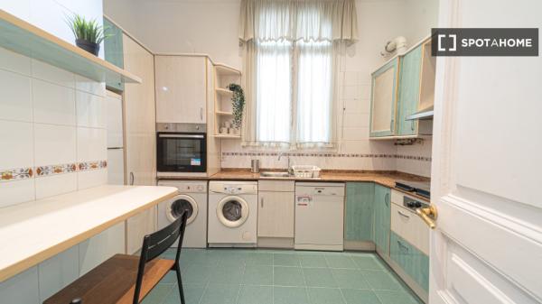 Pokój we wspólnym mieszkaniu w Barcelonie