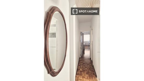 Zimmer in einer Wohngemeinschaft in San Isidro, Madrid, zu vermieten.