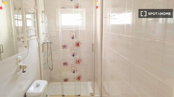 Zimmer in einer Wohngemeinschaft in San Isidro, Madrid, zu vermieten.