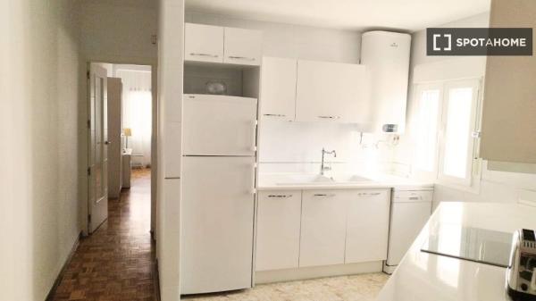 Zimmer in einer Wohngemeinschaft in San Isidro, Madrid, zu vermieten.