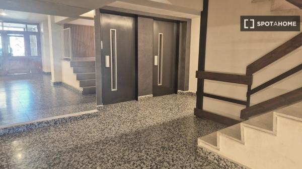 Zimmer in einer Wohngemeinschaft in San Isidro, Madrid, zu vermieten.