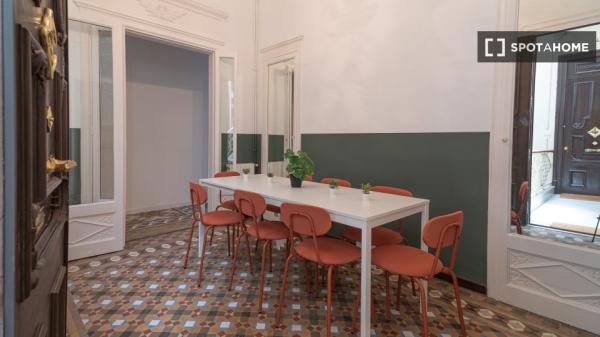 Pokój we wspólnym mieszkaniu w Barcelonie