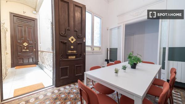 Pokój we wspólnym mieszkaniu w Barcelonie
